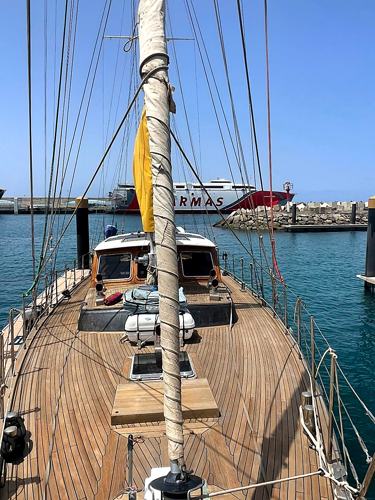 CLÉ Yacht – deck view with mast