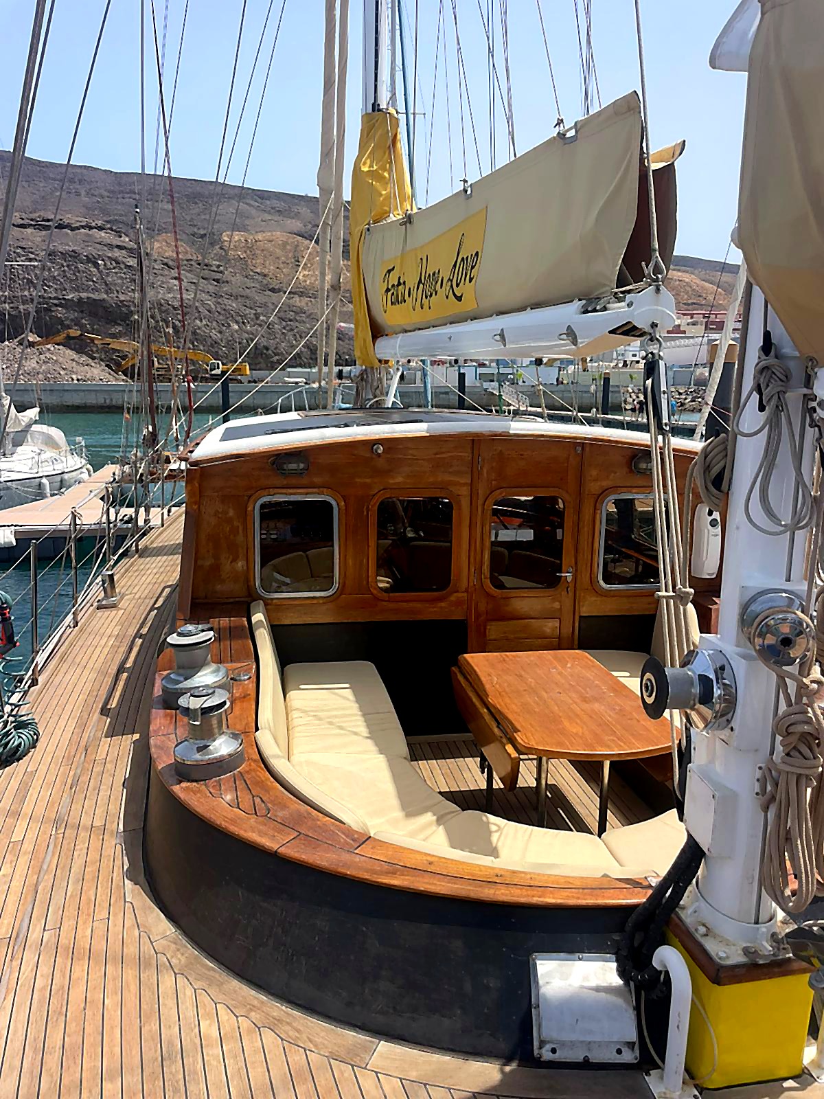 CLÉ Yacht – exterior cockpit area