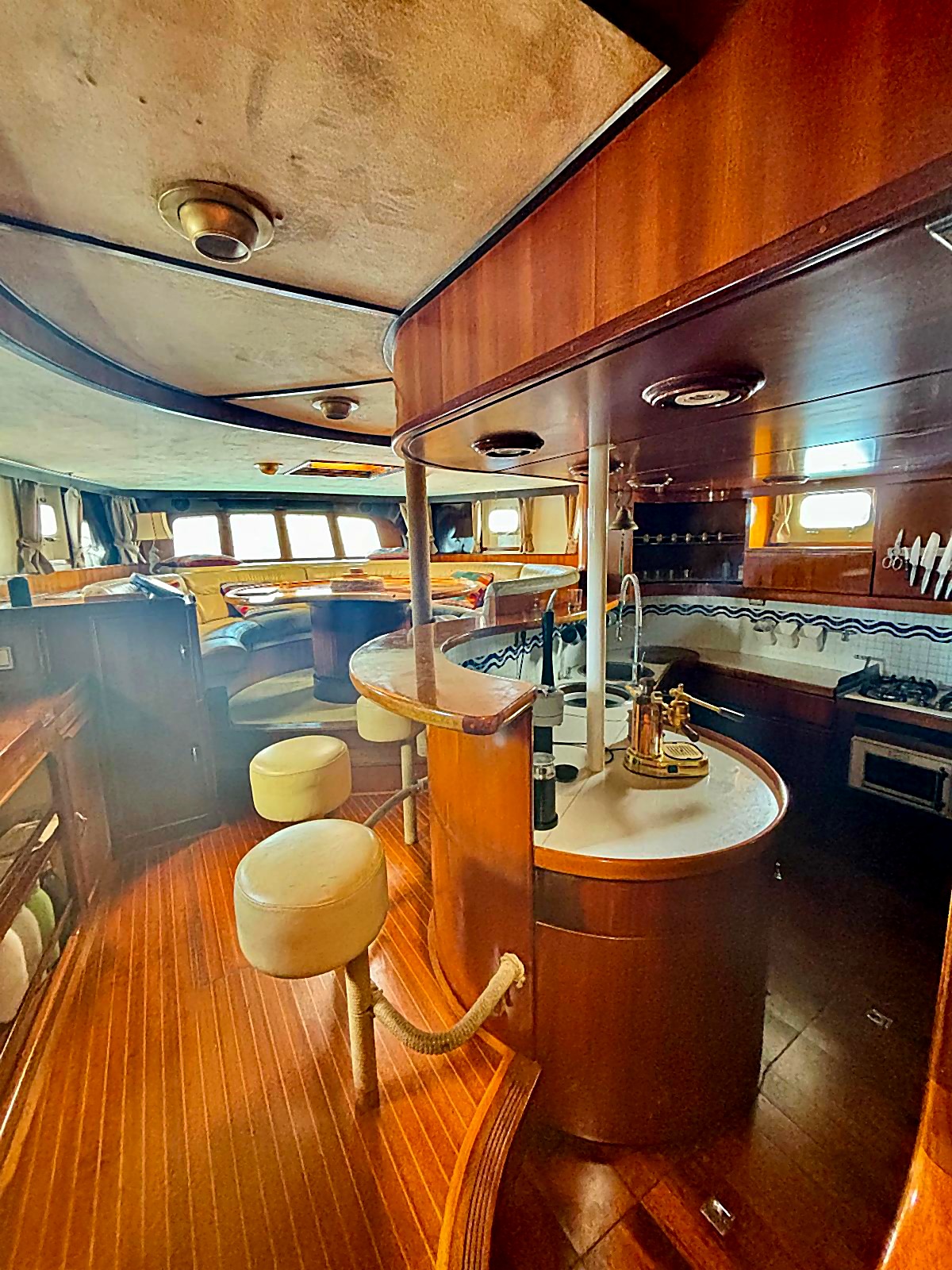 CLÉ Yacht – salon and galley