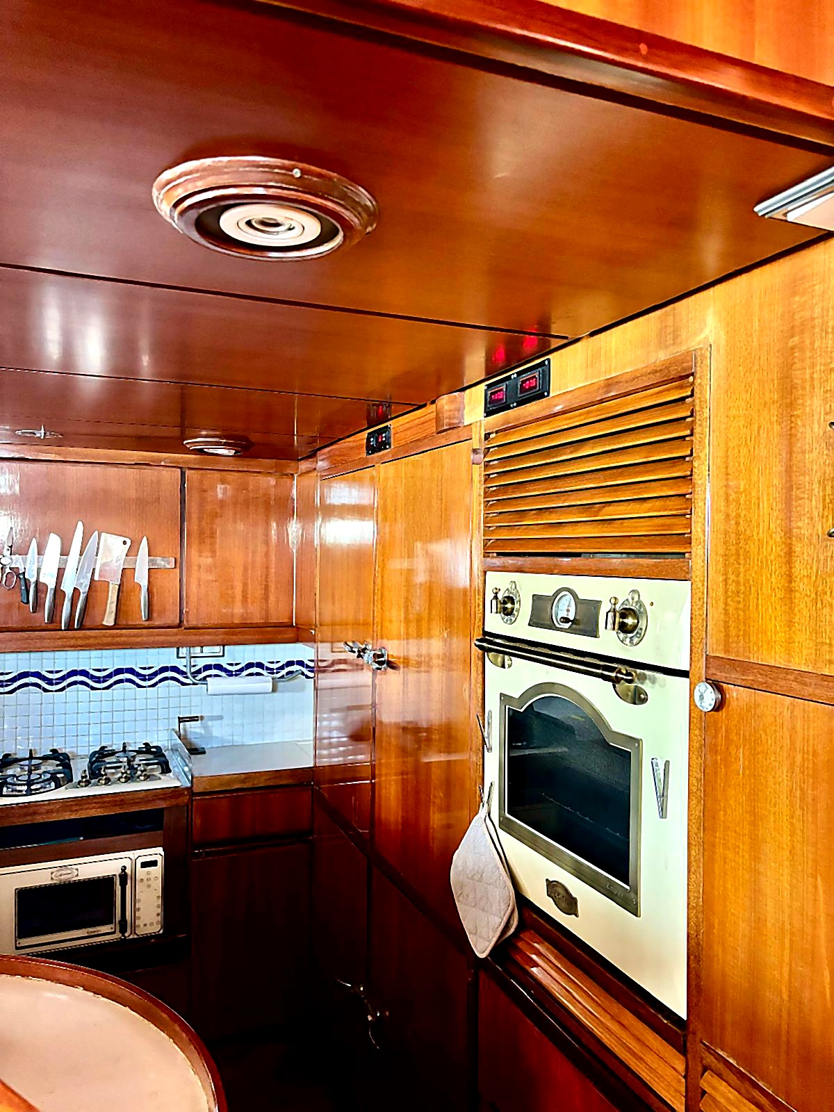CLÉ Yacht – galley with oven